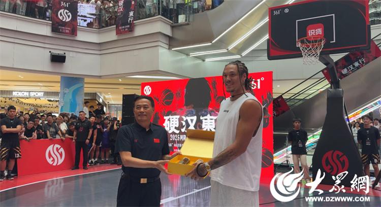 标杆典范, 与德百集团